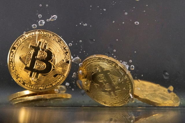 Bitcoin Brings $40, Into View After More Than Doubling in a Chaotic Year - BNN Bloomberg