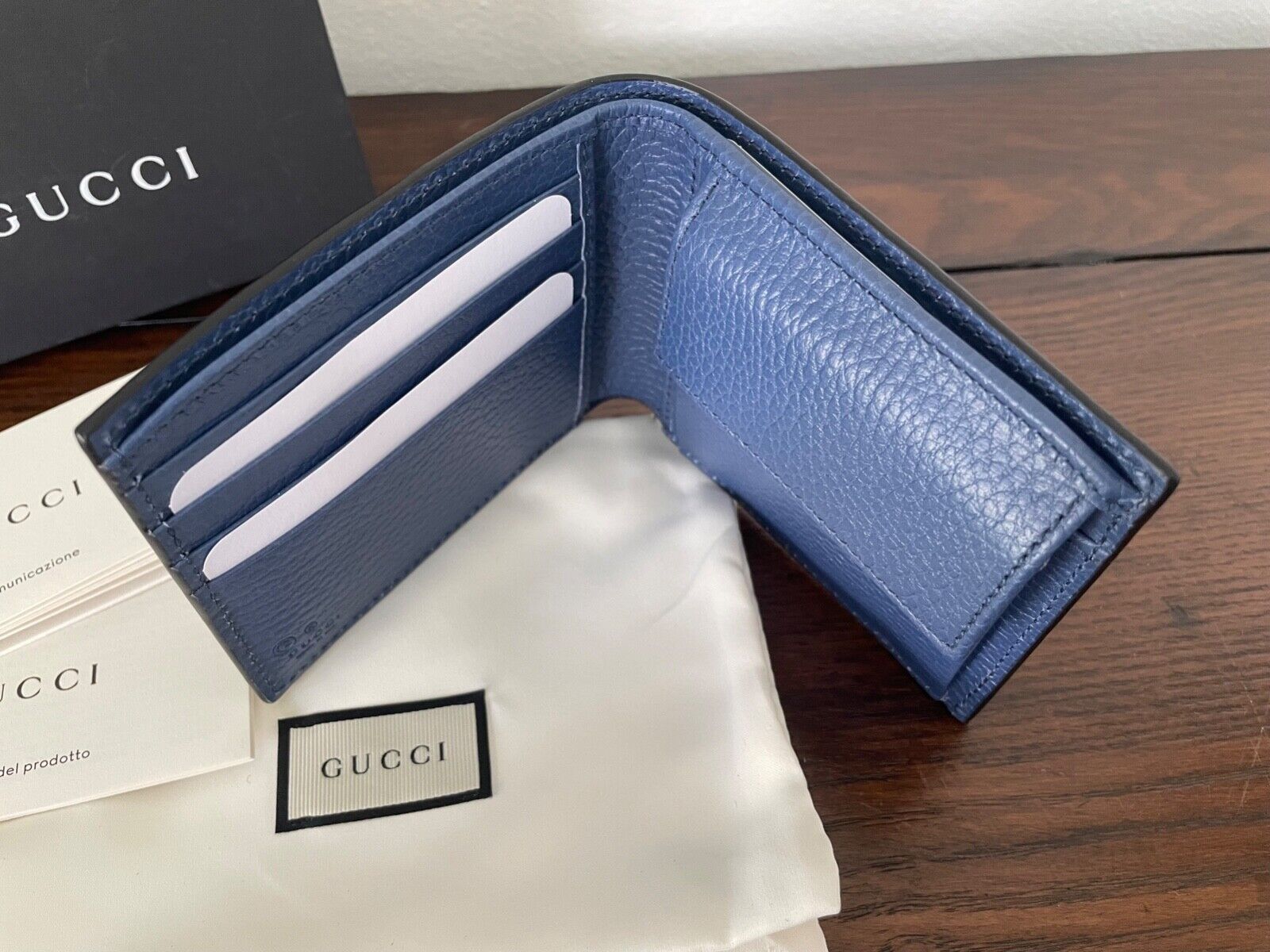 MEN GUCCI BLACK CALF SKIN BI-FOLD WALLET WITH GG MOTIF