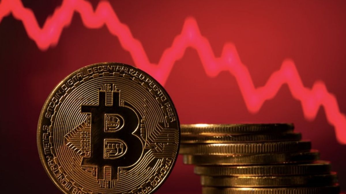 Bitcoin price hits month low, crypto market crashes - India Today