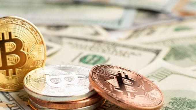 Low-cost spot bitcoin ETFs threaten to erode Coinbase margin, trading volume | Reuters